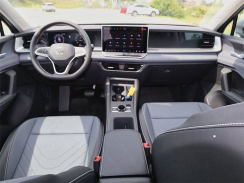 New 2025 Volkswagen Tiguan SE AWD/4WD image 17