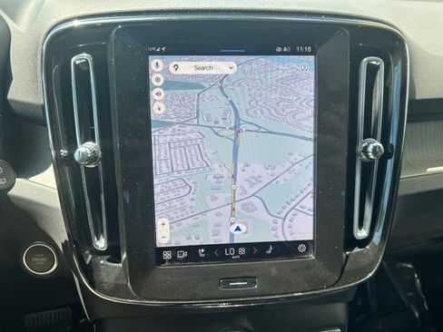 Certified 2025 Volvo XC40 B5 Plus AWD/4WD image 24