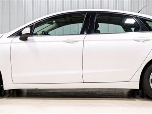 Used 2017 Ford Fusion SE FWD image 3