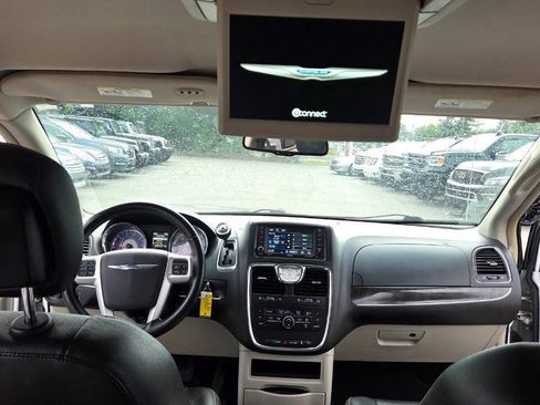 Used 2016 Chrysler Town & Country Touring FWD image 31