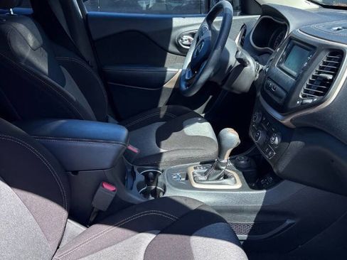 Used 2018 Jeep Cherokee Latitude w/ Safety Group AWD/4WD image 5