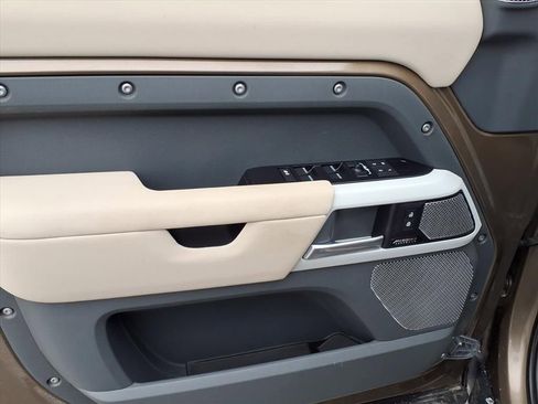 Used 2023 Land Rover Defender 130 SE image 14