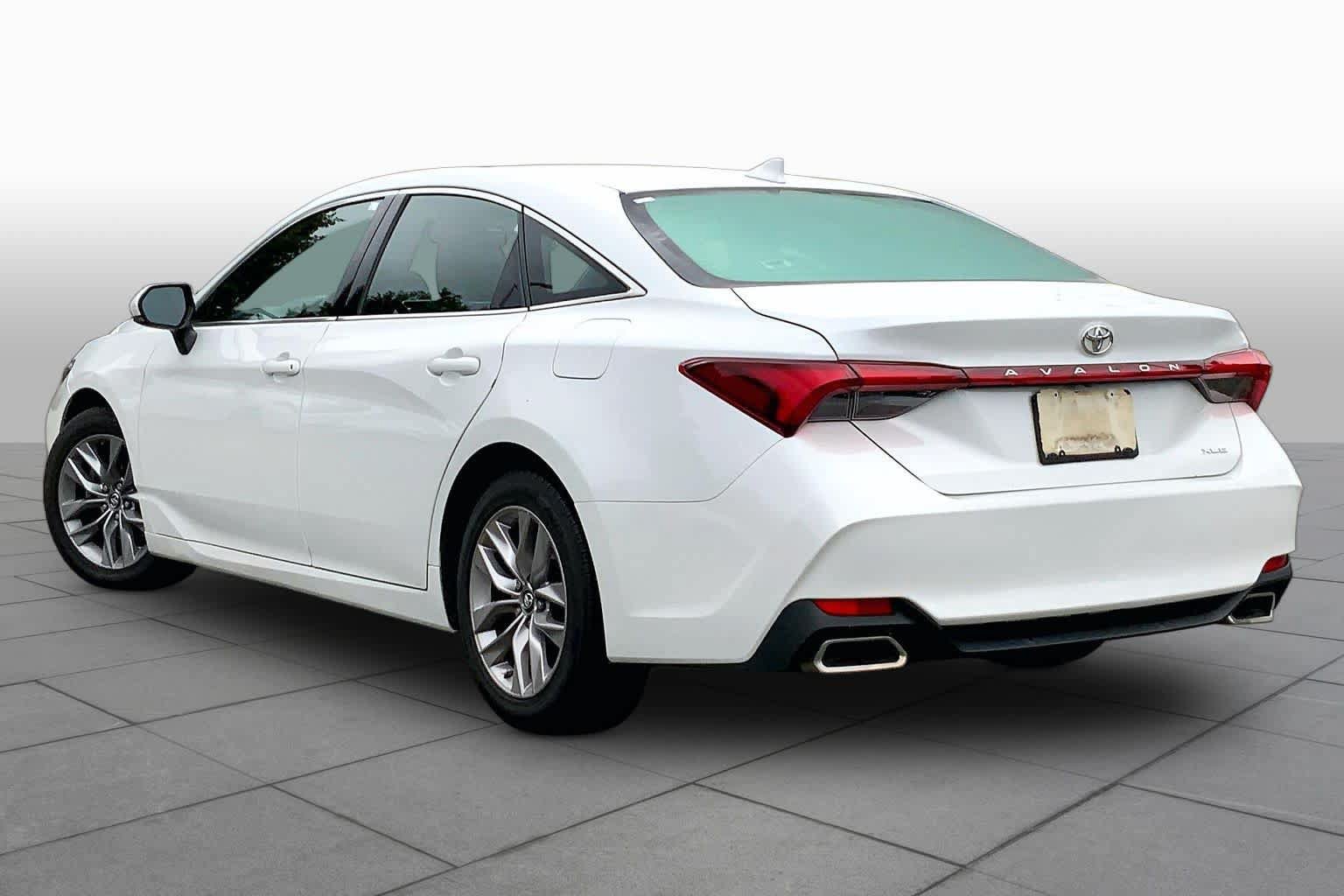 Used 2019 Toyota Avalon XLE w/ Moonroof Package FWD image 12