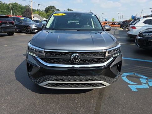 Used 2024 Volkswagen Taos SE image 2