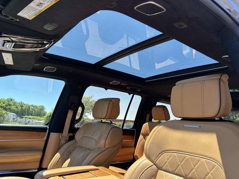 Used 2022 Jeep Grand Wagoneer Series III AWD/4WD image 28