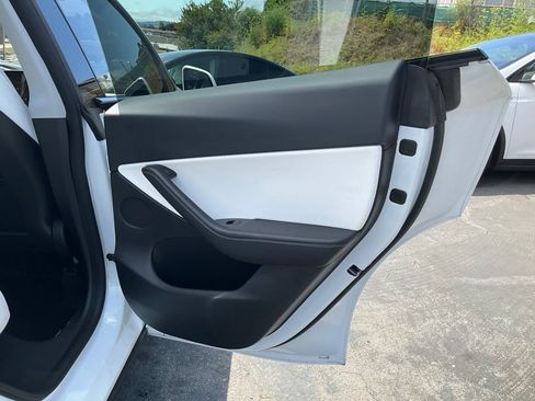 Used 2021 Tesla Model Y Long Range AWD/4WD image 65