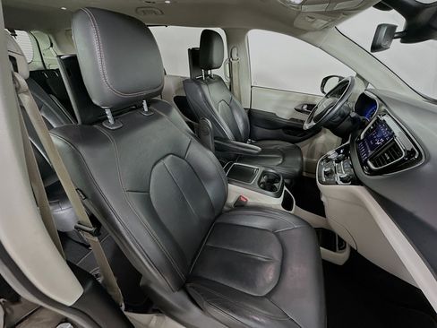 Used 2020 Chrysler Pacifica Touring-L Plus w/ Tire & Wheel Group image 37