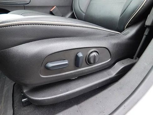 Used 2022 GMC Acadia Denali w/ Denali Ultimate Package image 18