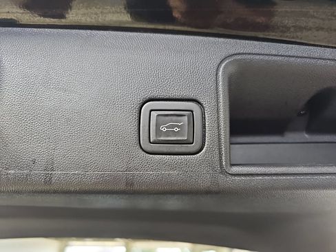 Used 2023 GMC Terrain SLE w/ Driver Convenience Package FWD image 17