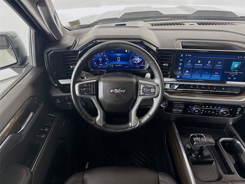 Used 2025 Chevrolet Silverado 1500 LT Trail Boss w/ Convenience Package II AWD/4WD image 24