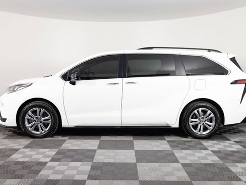 Used 2022 Toyota Sienna XSE AWD/4WD image 3