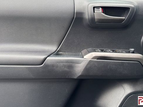 Used 2018 Toyota Tacoma TRD Sport w/ Technology Package image 12