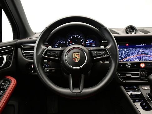 Used 2025 Porsche Macan image 26