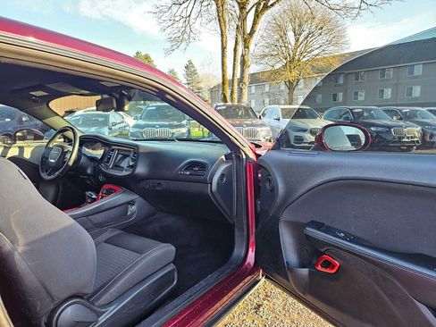 Used 2019 Dodge Challenger SXT image 10