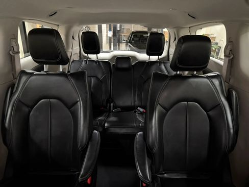 Used 2023 Chrysler Pacifica Touring-L FWD image 48