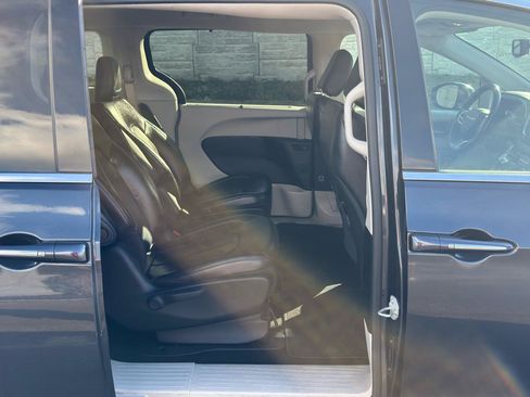 Used 2021 Chrysler Pacifica Touring-L FWD image 39