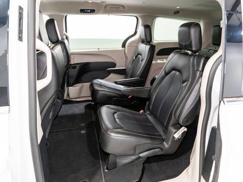 Used 2023 Chrysler Pacifica Touring-L FWD image 31
