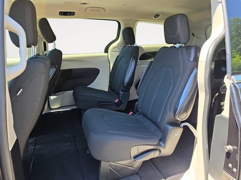 Used 2022 Chrysler Voyager LX FWD image 13