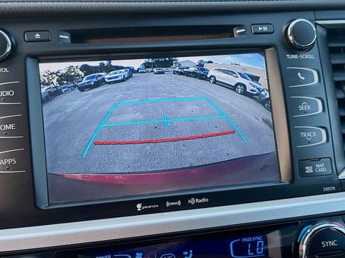 Used 2018 Toyota Highlander SE image 14