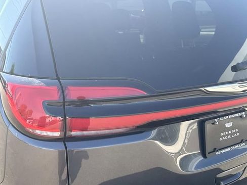 Used 2022 Chrysler Pacifica Touring-L FWD image 9