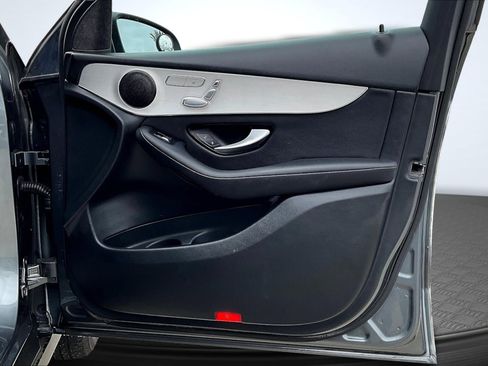 Used 2019 Mercedes-Benz GLC 300 w/ Premium Package image 22