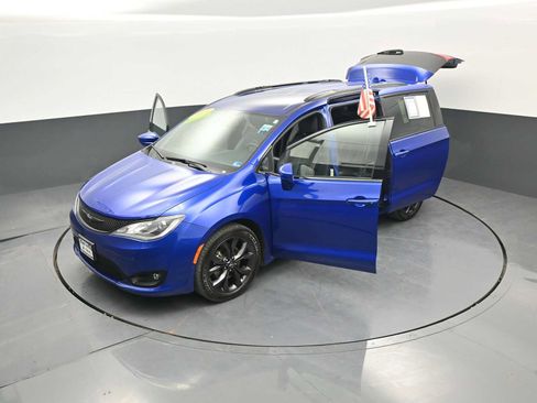 Used 2019 Chrysler Pacifica Touring-L Plus w/ Advanced Safetytec Group FWD image 47