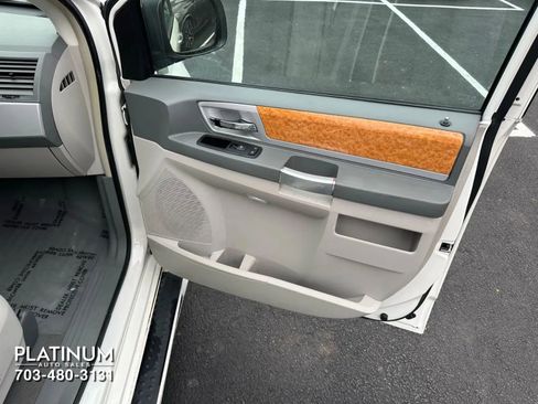 Used 2008 Chrysler Town & Country Limited w/ Entertainment Group #3 image 17