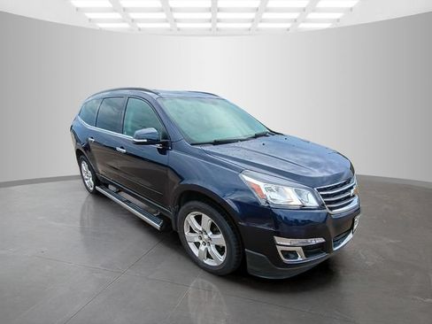 Used 2017 Chevrolet Traverse LT w/ Style and Technology Package FWD image 2