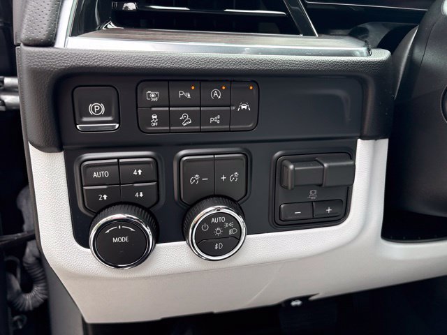 Used 2026 Chevrolet Suburban Premier w/ Sun And Tow Package AWD/4WD image 17