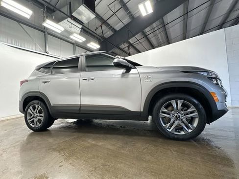Used 2023 Kia Seltos LX AWD/4WD image 3