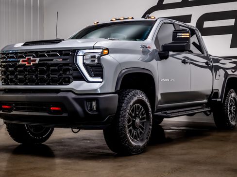 Used 2024 Chevrolet Silverado 2500 ZR2 w/ Technology Package image 36