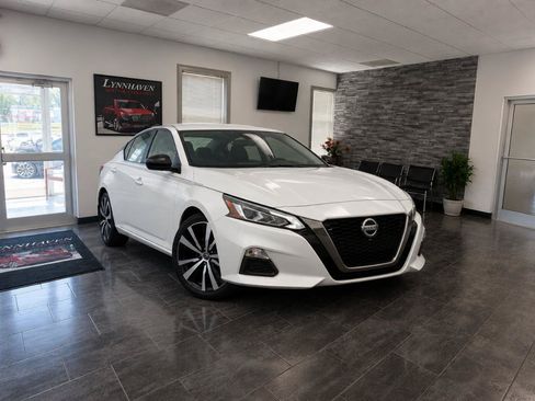 Used 2020 Nissan Altima 2.5 SR FWD image 2