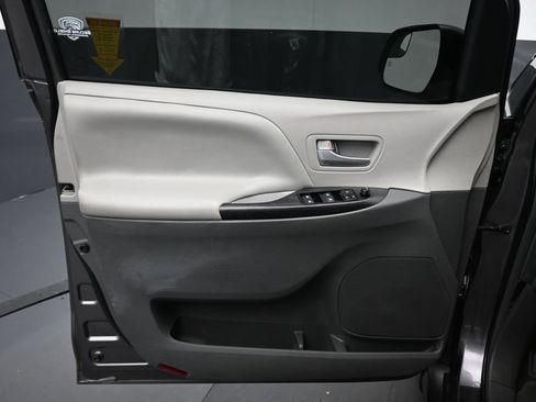 Used 2018 Toyota Sienna LE w/ Carpet Mat Package FWD image 9