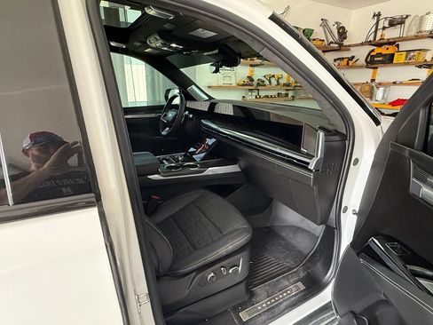 Used 2025 Cadillac Escalade ESV V AWD/4WD image 7