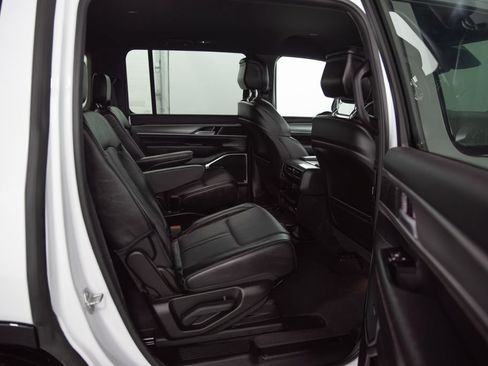 Used 2025 Jeep Wagoneer Series II AWD/4WD image 19