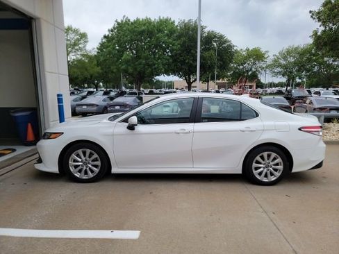 Used 2020 Toyota Camry LE FWD image 8