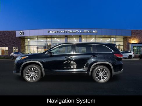 Used 2017 Toyota Highlander XLE image 2