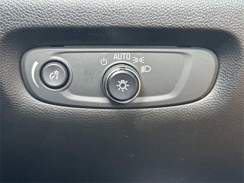 Used 2023 Chevrolet Traverse Premier image 20