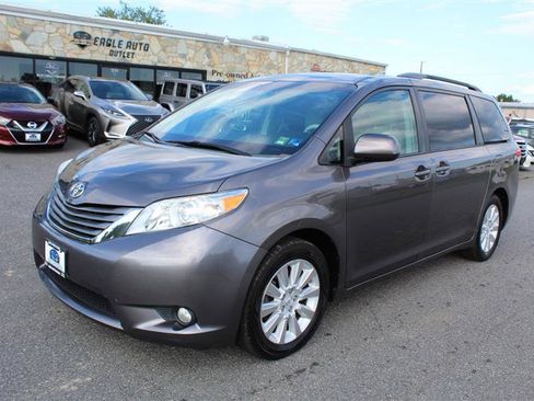 Used 2014 Toyota Sienna XLE AWD/4WD image 3