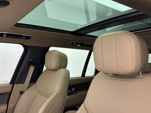 Used 2025 Land Rover Range Rover Long Wheelbase SE image 5