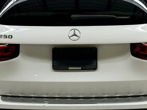 Used 2023 Mercedes-Benz GLB 250 w/ Premium Package image 11