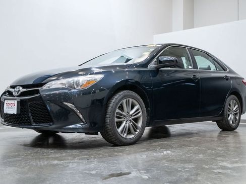 Used 2017 Toyota Camry SE w/ Moonroof Package image 3