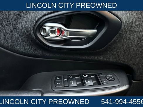 Used 2019 Jeep Cherokee Latitude Plus w/ Comfort/Convenience Group image 10