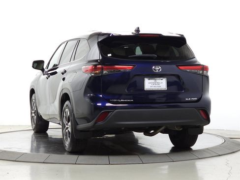 Used 2021 Toyota Highlander XLE AWD/4WD image 5