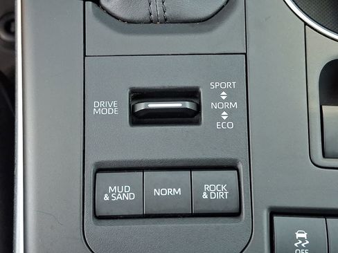 Used 2020 Toyota Highlander LE AWD/4WD image 29