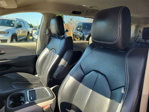 Used 2023 Chrysler Pacifica Touring-L image 21