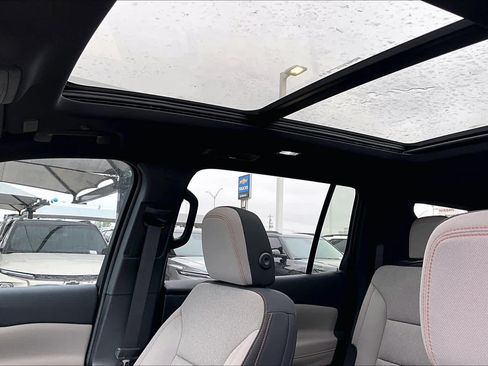 New 2026 Chevrolet Traverse LT w/ Sun and Wheel Package FWD image 18