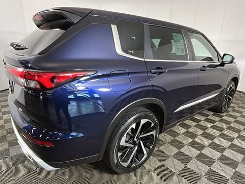 Used 2023 Mitsubishi Outlander SE FWD image 2