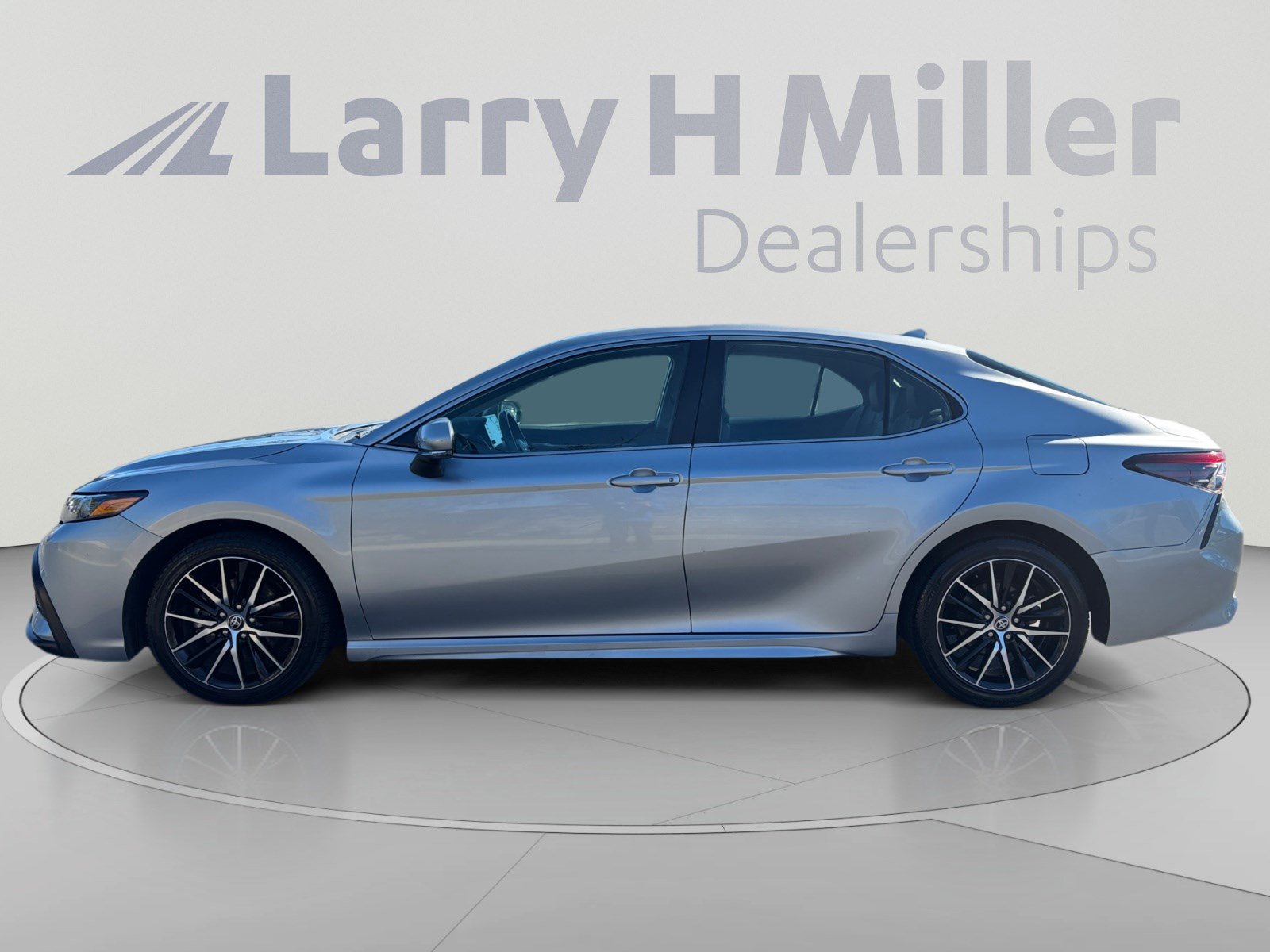 Used 2024 Toyota Camry SE FWD image 2