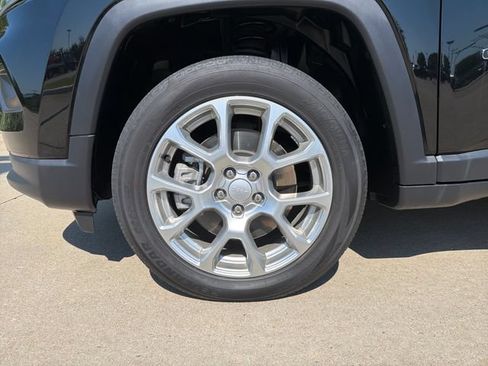 Used 2024 Jeep Compass Latitude AWD/4WD image 9